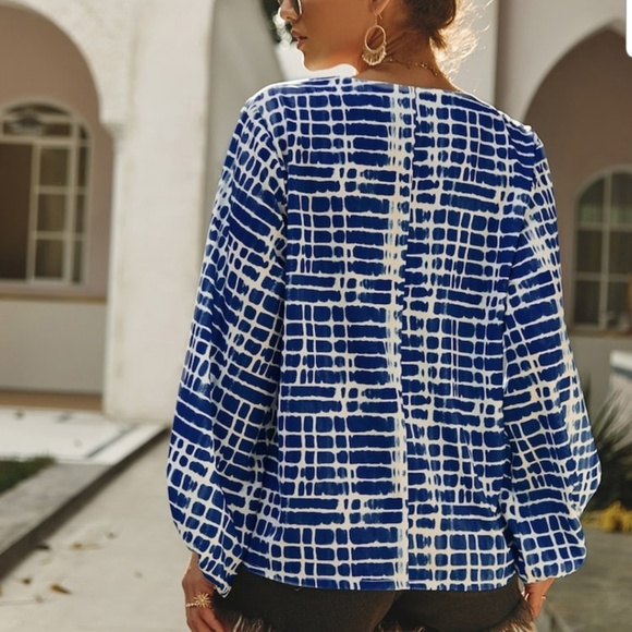 Blue & White Boho Tie Dye Bishop Sleeve V-Neck Size XL - Picture 3 of 5